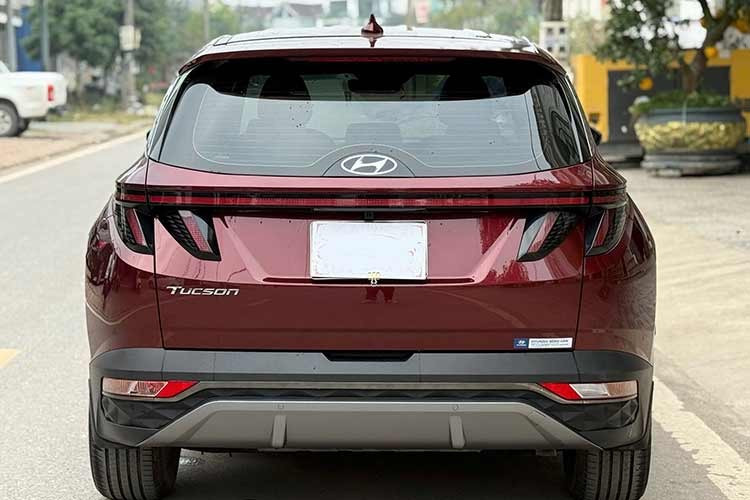 Tucson thế hệ mới sở hữu thiết kế góc cạnh, lưới tản nhiệt tham số đặc trưng, nên dù đã qua sử dụng, mẫu xe này vẫn không bị “lỗi mốt” khi đặt cạnh các xe đời cao hơn. Với người mua xe cũ, yếu tố thẩm mỹ vẫn đóng vai trò quan trọng, đặc biệt trong phân khúc C-SUV vốn có nhiều lựa chọn cạnh tranh.