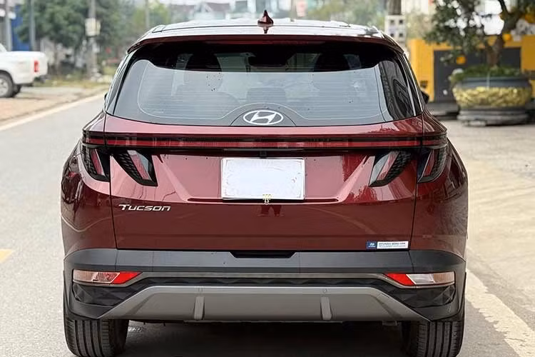 Tucson thế hệ mới sở hữu thiết kế góc cạnh, lưới tản nhiệt tham số đặc trưng, nên dù đã qua sử dụng, mẫu xe này vẫn không bị “lỗi mốt” khi đặt cạnh các xe đời cao hơn. Với người mua xe cũ, yếu tố thẩm mỹ vẫn đóng vai trò quan trọng, đặc biệt trong phân khúc C-SUV vốn có nhiều lựa chọn cạnh tranh.