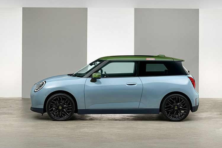 Mẫu xe Mini Paul Smith Edition 2026 dẫn động cầu trước trong hình có màu trắng Inspired White, cùng với phần mái được sơn màu xanh Nottingham Green tạo nên sự tương phản ngọt ngào và vẻ ngoài không thể nhầm lẫn.