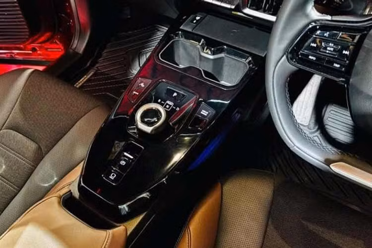 Urban Cruiser Ebella của Toyota sẽ có 2 phiên bản và cung cấp phạm vi hoạt động tối đa lên đến 543 km sau mỗi lần sạc đầy. Mẫu xe thể thao đa dụng (SUV) này đã bắt đầu nhận đặt hàng, nhưng Toyota chưa công bố giá bán hoặc ngày bắt đầu giao hàng.