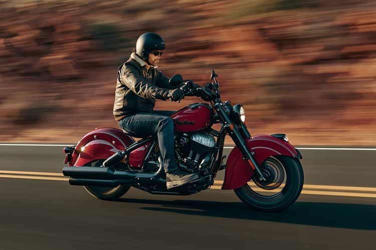 Ngoài ra, còn có các tùy chọn như chống đổ phía trước để bảo vệ khi xe bị đổ ở tốc độ thấp và các tấm chắn phía dưới chống đổ để giảm sức gió, cũng như bảo vệ chân khỏi đá văng trên đường. Xe cũng được trang bị kính chắn gió tháo lắp nhanh cao 450mm để tăng cường khả năng chắn gió.