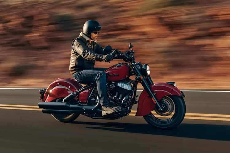 Ngoài ra, còn có các tùy chọn như chống đổ phía trước để bảo vệ khi xe bị đổ ở tốc độ thấp và các tấm chắn phía dưới chống đổ để giảm sức gió, cũng như bảo vệ chân khỏi đá văng trên đường. Xe cũng được trang bị kính chắn gió tháo lắp nhanh cao 450mm để tăng cường khả năng chắn gió.