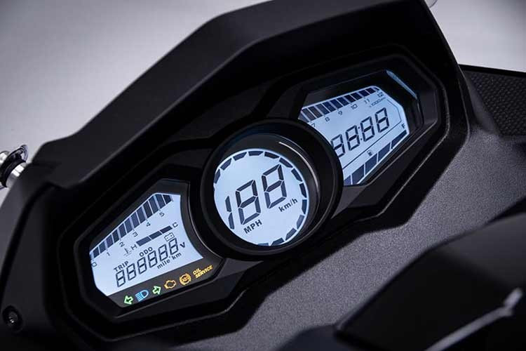 Xe được trang bị kính chắn gió có thể điều chỉnh ở hai mức, giúp bảo vệ người lái khỏi gió và bụi khi di chuyển nhanh. Khoang chứa đồ dưới yên xe rộng rãi, đủ để cất mũ bảo hiểm và nhiều vật dụng cá nhân. Yên sau cũng được thiết kế thoải mái cho người ngồi phía sau.