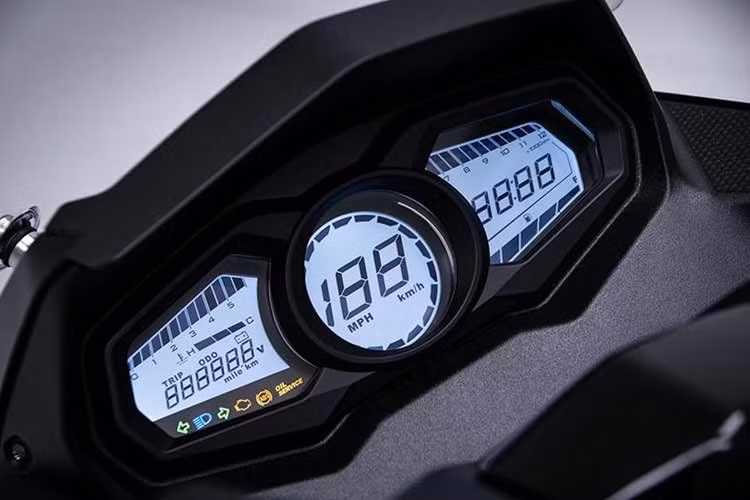 Xe được trang bị kính chắn gió có thể điều chỉnh ở hai mức, giúp bảo vệ người lái khỏi gió và bụi khi di chuyển nhanh. Khoang chứa đồ dưới yên xe rộng rãi, đủ để cất mũ bảo hiểm và nhiều vật dụng cá nhân. Yên sau cũng được thiết kế thoải mái cho người ngồi phía sau.