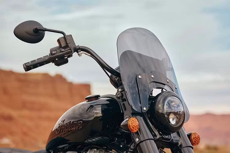 Xe được trang bị tiêu chuẩn yên solo, trong khi yên phụ, tựa lưng và yên đôi kích thước lớn được cung cấp dưới dạng phụ kiện tùy chọn, phục vụ nhu cầu di chuyển hai người hoặc touring đường dài.