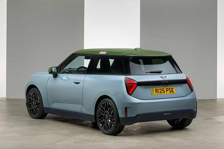 Ở phía người lái, mép mái xe đặc biệt thú vị nhờ những đường sọc đặc trưng của Paul Smith. Cũng có sẵn màu xám Statement, phiên bản Paul Smith còn được trang bị thêm lưới tản nhiệt, ốp gương chiếu hậu và ốp mâm xe màu xanh Nottingham để tạo điểm nhấn.