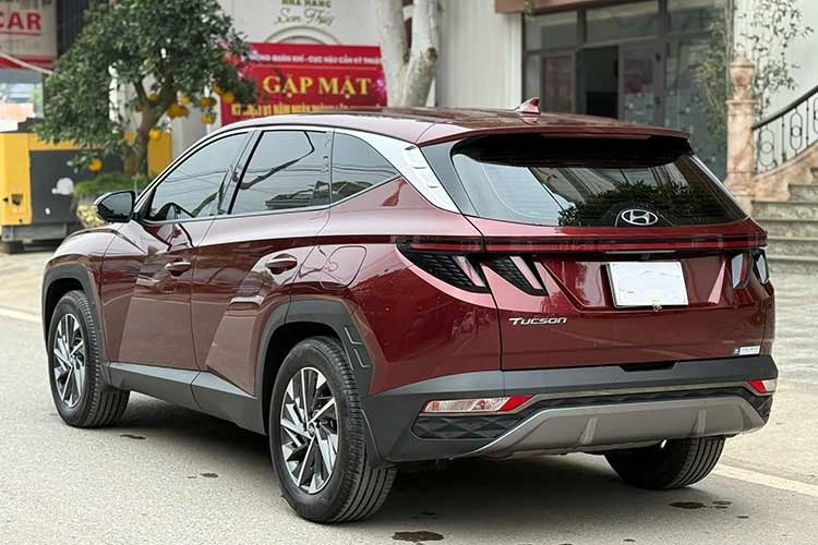 Xét về giá bán, mức 785 triệu đồng đặt chiếc Tucson 2023 này vào thế cạnh tranh trực tiếp với nhiều mẫu C-SUV mới ở phân khúc thấp hơn, hoặc các xe B-SUV bản cao. So với giá xe mới lăn bánh thời điểm 2023 từng tiệm cận hoặc vượt mốc 900 triệu đồng, đây được xem là tạm ổn so với mặt bằng chung.
