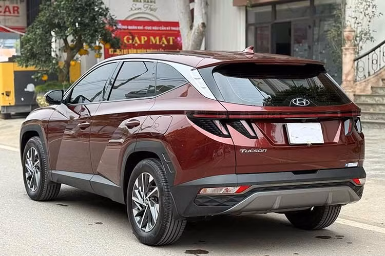 Xét về giá bán, mức 785 triệu đồng đặt chiếc Tucson 2023 này vào thế cạnh tranh trực tiếp với nhiều mẫu C-SUV mới ở phân khúc thấp hơn, hoặc các xe B-SUV bản cao. So với giá xe mới lăn bánh thời điểm 2023 từng tiệm cận hoặc vượt mốc 900 triệu đồng, đây được xem là tạm ổn so với mặt bằng chung.