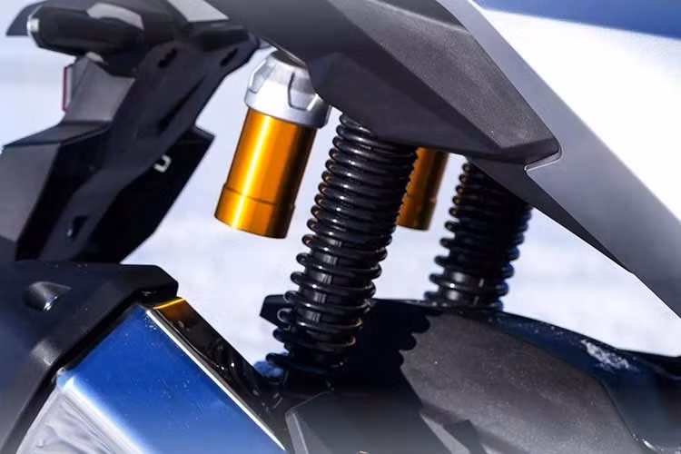 Về an toàn, Kymco Dink G150 2026 cũng không kém phần hiện đại với nhiều trang bị và tính năng tiên tiến, Xe sở hữu hệ thống treo trước kiểu ống lồng và giảm xóc khí nén phía sau giúp triệt tiêu hiệu quả các rung động trên đường không trải nhựa.