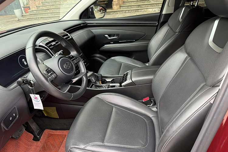 Xe được trang bị nhiều công nghệ an toàn cơ bản và khả năng vận hành ổn định trong điều kiện đô thị lẫn đường trường. Dù không phải cấu hình mạnh nhất trong dải Tucson, động cơ 2.0 xăng kết hợp hộp số tự động vẫn được đánh giá cao ở độ bền và sự quen thuộc, dễ bảo dưỡng, phù hợp với người dùng phổ thông.