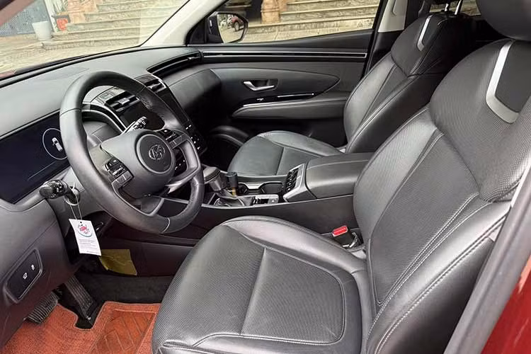 Xe được trang bị nhiều công nghệ an toàn cơ bản và khả năng vận hành ổn định trong điều kiện đô thị lẫn đường trường. Dù không phải cấu hình mạnh nhất trong dải Tucson, động cơ 2.0 xăng kết hợp hộp số tự động vẫn được đánh giá cao ở độ bền và sự quen thuộc, dễ bảo dưỡng, phù hợp với người dùng phổ thông.