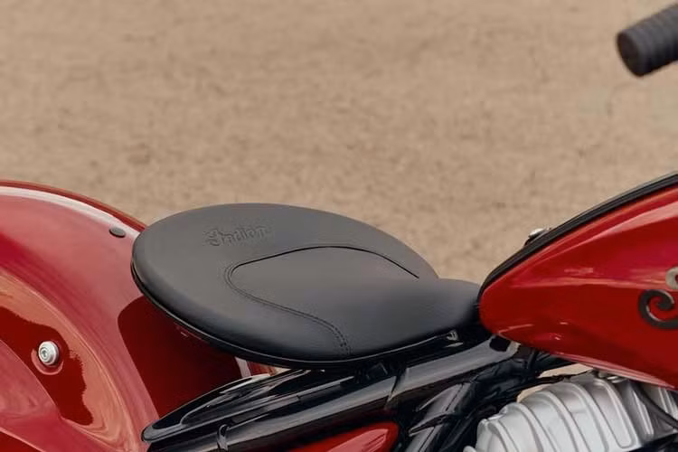 Indian Chief Vintage 2026 được cung cấp với hai tùy chọn màu sơn gồm Indian Motorcycle Red và Black Metallic, kết hợp cùng các chi tiết hoàn thiện màu đen hoặc mạ chrome, cho phép người dùng cá nhân hóa theo phong cách riêng.