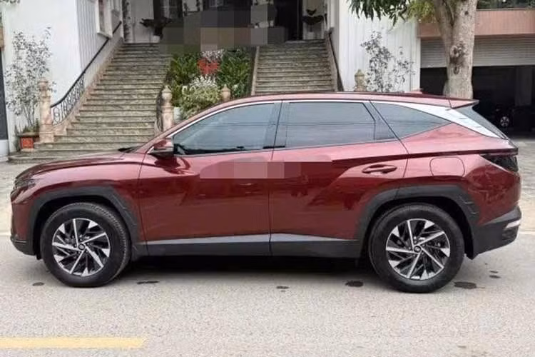 Ngoại hình chiếc xe SUV Hyundai Tucson 2.0 2023 phiên bản đặc biệt trong hình ảnh rao bán trền sanfd xe cũ cho thấy nước sơn đỏ đô vẫn giữ được độ bóng, các chi tiết thân vỏ chưa xuất hiện dấu hiệu xuống cấp rõ rệt.