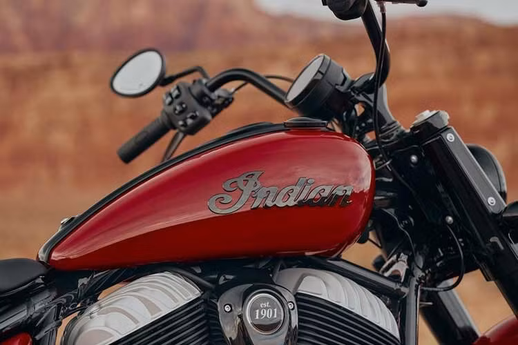 Hoàn thiện phong cách cổ điển là yên solo kiểu vintage, tay lái truyền thống và bộ vành nan hoa, tạo nên hình ảnh một chiếc cruiser Mỹ đậm chất di sản nhưng vẫn được tinh chỉnh để đáp ứng nhu cầu sử dụng đương đại.