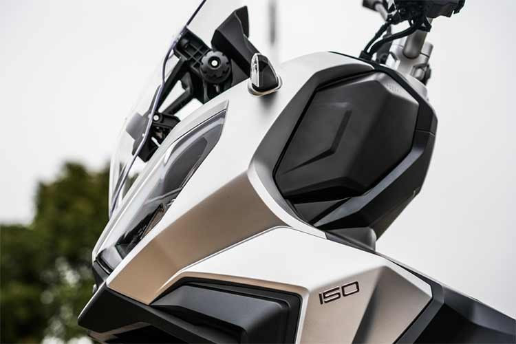 Mặc dù Dink G150 không có màn hình TFT, cụm đồng hồ LCD vẫn đáp ứng tốt nhu cầu người dùng trong tầm giá này. Ngoài ra, xe còn được trang bị chìa khóa thông minh Smartkey, mang lại sự tiện lợi và an toàn cho người sử dụng.