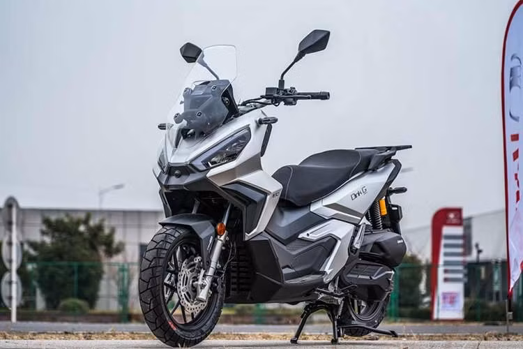 Kymco Dink G150 2026 hứa hẹn sẽ là một đối thủ cạnh tranh mạnh mẽ trong phân khúc xe tay ga đa địa hình và nhắm đến Honda ADV 160. Về ngoại hình, Dink G150 mang thiết kế đặc trưng của dòng xe adventure, với các góc cạnh sắc sảo, kiểu dáng giống mỏ chim và đèn pha độc đáo.