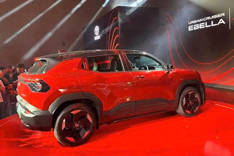 Tổng thể, mẫu xe SUV Toyota Urban Cruiser Ebella EV 2026 có kích thước nằm giữa phân khúc SUV cỡ nhỏ và cỡ trung, hướng đến nhóm khách hàng trẻ, ưa chuộng phong cách cá tính, hiện đại và thân thiện với môi trường.