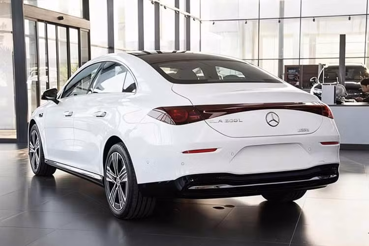 Ngoài ra, Mercedes-Benz CLA 200 còn có hộp số hai cấp và pin 58 kWh, cung cấp phạm vi hoạt động từ 459-542 km theo chuẩn WLTP. Sạc nhanh DC của xe có công suất sạc tối đa 200 kW.