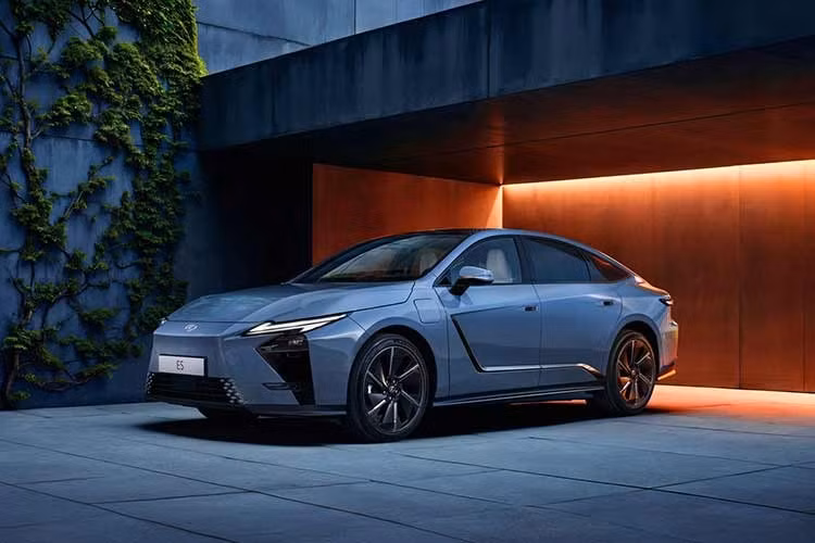 Lexus vừa công bố chi tiết hệ thống giải trí hoàn toàn mới mang tên Lexus Interface Multimedia Experience trên mẫu ES 2026. Đây được xem là bước nâng cấp đáng chú ý về công nghệ của thương hiệu xe sang Nhật Bản, vốn nhiều năm bị đánh giá chậm chân hơn các đối thủ Đức ở mảng trải nghiệm số và kết nối thông minh.