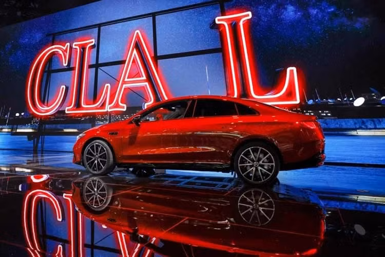 Ra mắt thị trường quốc tế vào hồi tháng 3/2025, Mercedes-Benz CLA đánh dấu một bước ngoặt lớn khi đưa mẫu coupe 4 cửa này vào kỷ nguyên xe điện. Ở thế hệ thứ 3, xe được phát triển dựa trên khung gầm Mercedes-Benz Modular Architecture (MMA) hoàn toàn mới dành cho các mẫu xe cỡ nhỏ.