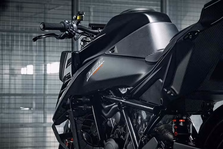 Bản Track cũng có thân xe bằng sợi carbon, vành xe bằng magie rèn, ốc titan và hệ thống điện tử được đơn giản hóa, không còn cần phải đáp ứng các quy định về an toàn giao thông đường bộ. Khung phụ cũng là sự kết hợp giữa nhôm đúc và sợi carbon, đồng thời loại bỏ hoàn toàn chỗ ngồi cho người ngồi sau.