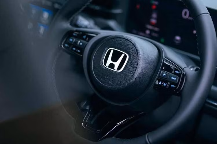 So với Honda HR-V bản châu Âu, e:Ny1 có thiết kế đầu xe khác biệt với cổng sạc tích hợp trong lưới tản nhiệt và đèn hậu trong suốt. Bên trong xe, mẫu SUV điện này được trang bị màn hình trung tâm nằm dọc với kích thước 15,1 inch.