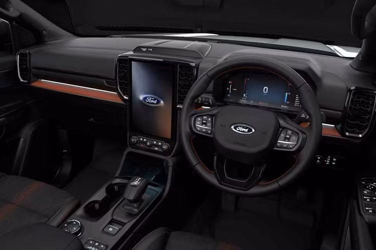 Không gian nội thất được tinh chỉnh với chỉ khâu màu cam và logo Wildtrak trên ghế da. Ngoài ra, xe còn được trang bị nhiều tiện nghi cao cấp vốn chỉ có trên phiên bản Platinum, bao gồm đèn pha Matrix LED, cửa sổ trời toàn cảnh, hệ thống đèn viền nội thất và hàng ghế thứ ba chỉnh điện.