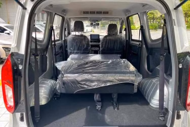 Xe được thiết kế với cấu hình 7 chỗ ngồi, kích thước tổng thể dài x rộng x cao tương ứng là 4.515 x 1.725 x 1.790 mm và trục cơ sở dài 2.850 mm. Trang bị trên xe ở mức cơ bản, bao gồm hệ thống phanh ABS/EBD, camera lùi và đèn pha LED. Đây là những tính năng hướng tới nhu cầu sử dụng thực dụng của người dùng phổ thông.