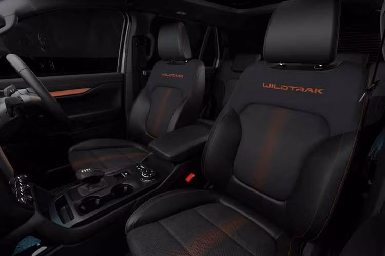 Phiên bản Ford Everest Wildtrak 2026 dự kiến được bán ra từ quý III/2026 với giá khởi điểm 79.990 AUD (57.300 USD). Mức giá này tương đương với phiên bản Everest Tremor – vốn thiên về off-road nhưng không có đầy đủ trang bị cao cấp như Wildtrak.