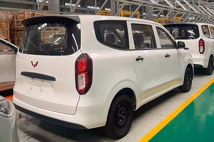 Trước đó, hình ảnh chiếc xe xuất hiện tại khu vực nhà máy trong nước đã được chia sẻ rộng rãi trên mạng xã hội. Điều này cho thấy nhiều khả năng mẫu xe MPV điện Wuling HG7 2026 đã có mặt tại Việt Nam từ sớm để phục vụ kế hoạch phân phối trong thời gian tới.