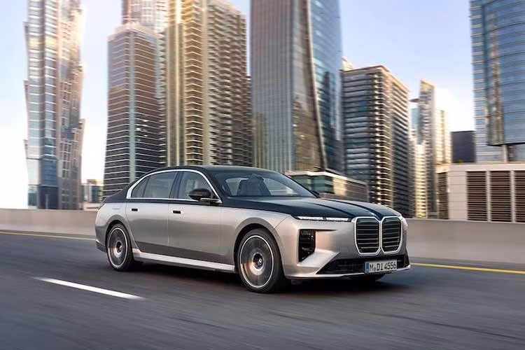 Xe có phạm vi hoạt động thuần điện lần lượt lên đến 82km và 80km, thấp hơn so với mức tối đa trước đây là 87km và 85km. Dù chỉ là bản facelift của thế hệ G70 ra mắt từ năm 2022, BMW 7 Series 2027 lại mang đến cảm giác như một bước chuyển mình rõ rệt, sẵn sàng cạnh tranh Mercedes-Benz S-Class.