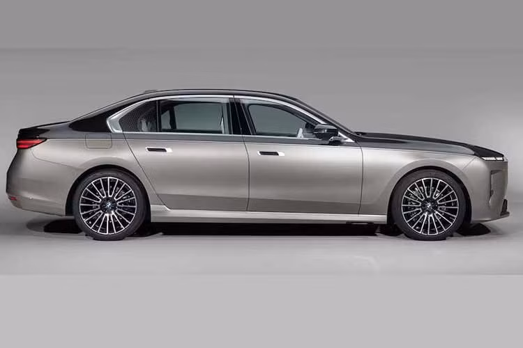 Ở ngoại thất, tổng thể của BMW 7 Series vẫn giữ form dáng quen thuộc nhưng được tinh chỉnh theo hướng gọn gàng và hiện đại hơn. Khu vực đầu xe là nơi có nhiều thay đổi nhất khi lưới tản nhiệt quả thận đặc trưng được làm lại theo phong cách tối giản hơn, có thể tích hợp viền phát sáng.
