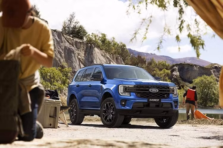 Trong danh mục sản phẩm tại Australia, Ford Everest Platinum vẫn là phiên bản cao cấp nhất với giá khởi điểm cao hơn. Được biết, mẫu xe SUV Ford Everest 2026 mới dự đoán sẽ ra mắt thị trường Việt Nam vào tháng 5/2026 tới đây.