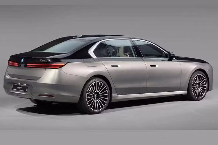 Cụm đèn trước cũng được thiết kế lại mảnh hơn, giảm bớt kiểu tách tầng từng gây nhiều tranh cãi trên thế hệ hiện tại. Phía sau xe, dải đèn hậu kéo dài và đồ họa ánh sáng đơn giản giúp tổng thể trở nên thanh thoát và ít “phô trương” hơn.