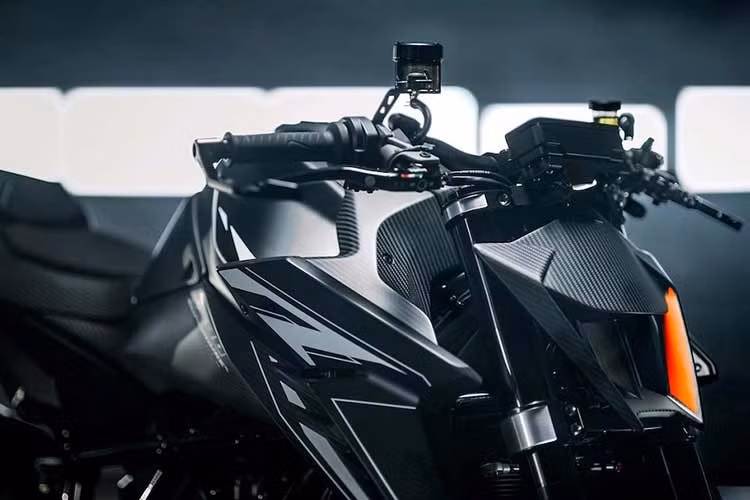 Một phần của quá trình này là việc loại bỏ hệ thống ống xả đạt tiêu chuẩn Euro5+ , được thay thế bằng pô full system titan của Akrapovič, kèm theo ống xả ngắn kiểu MotoGP.