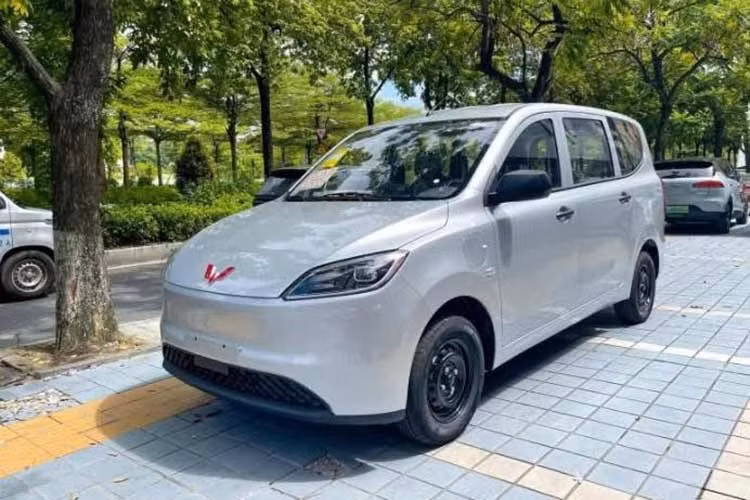 Với mức giá dự kiến dưới 500 triệu đồng, Wuling HG7 được xem là đối thủ đáng chú ý của BYD M6 trong phân khúc MPV điện phổ thông tại Việt Nam. Mẫu xe này có thể thu hút nhóm khách hàng tìm kiếm phương tiện rộng rãi, chi phí vận hành thấp.