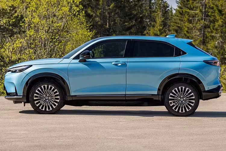 Quyết định này được đánh giá là khá đột ngột, song không đồng nghĩa với việc Honda rút lui hoàn toàn khỏi mảng xe điện ở thị trường lục địa già. Thay vào đó, mẫu xe hatchback thuần điện cỡ nhỏ Honda Super-N đang được chuẩn bị thay thế e:Ny1 dù hướng đến phân khúc hoàn toàn khác.