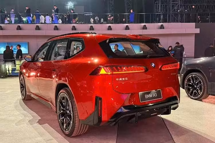 Cả hai mẫu xe tại Trung Quốc đều sử dụng kiến trúc điện 800 V, hỗ trợ sạc nhanh DC lên tới 400 kW, tương đương các phiên bản quốc tế, nhưng vẫn chưa thể sánh với những gì BYD đang cung cấp tại thị trường nội địa. Với bộ sạc nhanh, xe có thể chạy thêm 400 km sau 10 phút sạc. Trong khi đó, công suất sạc chậm AC của xe đạt 22 kW.