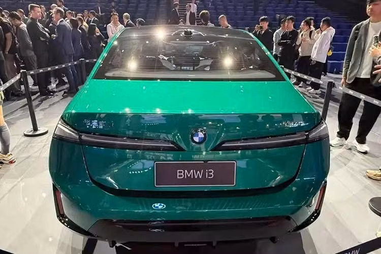 Ngoài ra, BMW i3L còn được bổ sung màu sơn xanh lục Isle of Man Green vốn trước đây chỉ dành riêng cho các mẫu xe hiệu suất cao M. Đây là mẫu xe BMW sản xuất tại Trung Quốc đầu tiên sở hữu màu sơn này. Bên trong, cả hai mẫu xe đều sử dụng hệ thống Panoramic iDrive và hệ điều hành Operating System X dành riêng cho Trung Quốc.