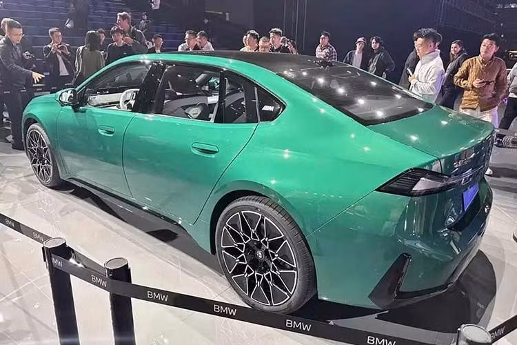 Hệ thống hỗ trợ lái cũng được phát triển nội địa với Momenta, tinh chỉnh theo điều kiện giao thông, đường sá và tình huống đỗ xe đặc thù tại Trung Quốc. BMW cho biết hệ thống này đạt cấp độ 2, hỗ trợ điều hướng trên đường đô thị, cao tốc và trong bãi đỗ.