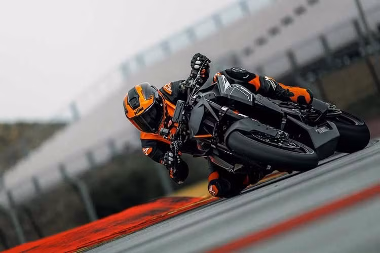 Mức giá bán KTM 1390 Super Duke RR Track 2026 phiên bản đặc biệt giới hạn tại thị trường Anh khoảng 32.999 bảng (tương đương 1 tỷ đồng), tức là gần bằng việc mua một chiếc RR và một chiếc 790 Duke cộng lại.
