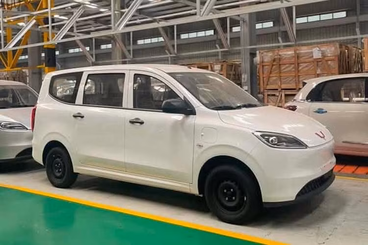 Mẫu xe đa dụng cỡ nhỏ Wuling HG7 2026 chạy điện đang được một số tư vấn bán hàng tại Việt Nam nhận đặt cọc, đánh dấu bước tiến mới của TMT Motors trong việc mở rộng danh mục xe điện phổ thông.