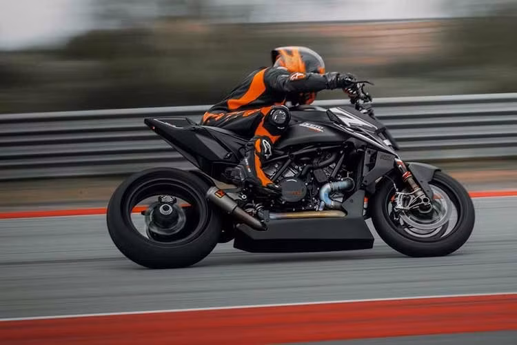 Điểm dễ nhận ra nhất là chiếc xe đã bị lược bỏ hoàn toàn những thứ không cần thiết cho đường đua như đèn, gương hay giá biển số. Nói đơn giản, đây là chiếc Super Duke đầu tiên được KTM làm ra chỉ để chạy track đúng nghĩa, tuân theo tiêu chuẩn của FIM.