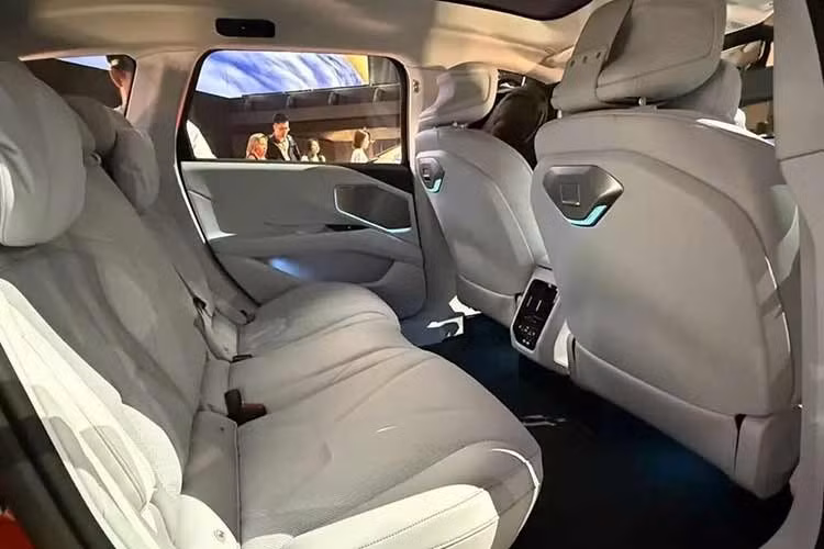 Ngoài tay nắm cửa, hai mẫu điện của BMW còn đánh dấu sự khởi đầu chính thức của kỷ nguyên Neue Klasse tại Trung Quốc. Được tinh chỉnh riêng cho người dùng bản địa, cả hai đều sử dụng nền tảng khung gầm Neue Klasse mới nhất của BMW. Tuy nhiên, chiều dài cơ sở của xe đã tăng so với phiên bản quốc tế vì tại Trung Quốc, không gian duỗi chân ở hàng ghế sau luôn là ưu tiên hàng đầu.