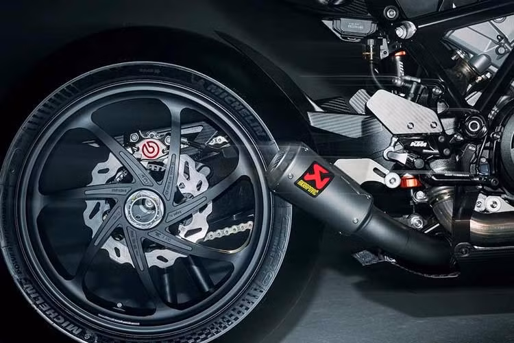 Để hoàn thiện bảng thông số kỹ thuật, KTM 1390 Super Duke RR Track 2026 phiên bản đặc biệt còn được trang bị cặp heo phanh Brembo GP4-MS monobloc 4 piston, cùng với đĩa phanh T-Drive 320mm.