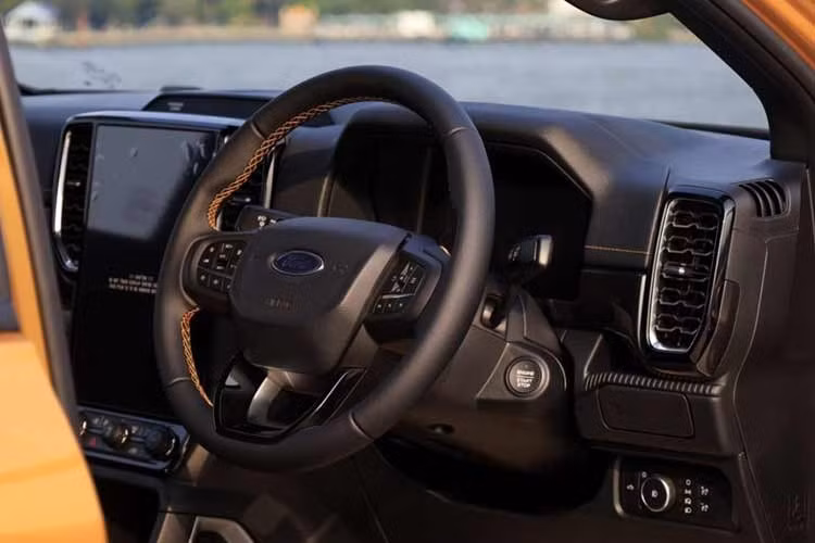 Mẫu xe SUV Ford Everest Wildtrak tại Australia sử dụng động cơ diesel V6 3.0L tăng áp, cho công suất 247 mã lực và mô-men xoắn 600 Nm. Động cơ đi kèm hộp số tự động 10 cấp và hệ dẫn động 4 bánh toàn thời gian.