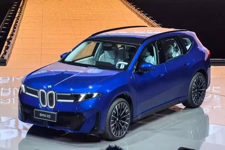 Hệ truyền động của BMW i3L và iX3L dường như không thay đổi. Cả hai đều dùng mô-tơ điện có công suất tối đa 463 mã lực và mô-men xoắn cực đại 645 Nm. Giá bán của BMW i3L và iX3L tại thị trường Trung Quốc hiện vẫn chưa được công bố.