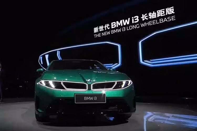 Tuy nhiên, giống như thường lệ, phạm vi hoạt động theo chuẩn CLTC của Trung Quốc vẫn cần được nhìn nhận một cách thận trọng. BMW công bố iX3L có thể đạt phạm vi di chuyển hơn 900 km trong khi i3L vượt mốc 1.000 km. Tại Mỹ, BMW iX3 bản tiêu chuẩn sở hữu phạm vi di chuyển khoảng 644 km theo tiêu chuẩn EPA trong khi con số tương ứng của i3 là 709 km.