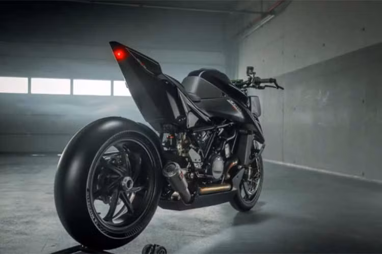 Là một chiếc KTM, xe cũng được trang bị hệ thống giảm xóc WP Pro có thể điều chỉnh bằng tay với hành trình 130mm ở phía trước và 120mm ở phía sau, cùng với bánh xe 17 inch được trang bị lốp Michelin Power Performance Slick.