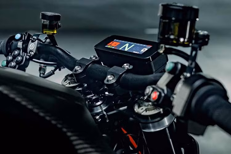 Công suất hiện đạt mức 199,2 mã lực, cùng với mô-men xoắn tương ứng là 151 mã lực. Điều này có được nhờ động cơ V-twin 1350cc của hãng, vốn được sử dụng trong các mẫu xe 1390 khác – không còn bị hạn chế bởi các quy định về tiêu chuẩn kỹ thuật.